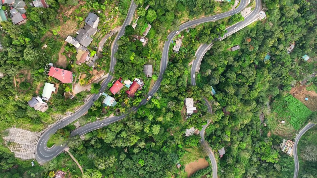 空中顶部向前拍摄的车辆移动的道路上的山区-埃拉，斯里兰卡视频素材