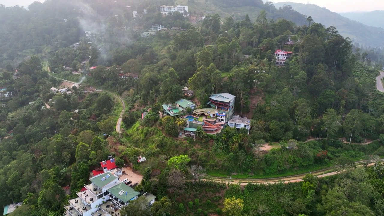 从空中俯瞰斯里兰卡艾拉山上绿树成荫的豪华别墅视频素材