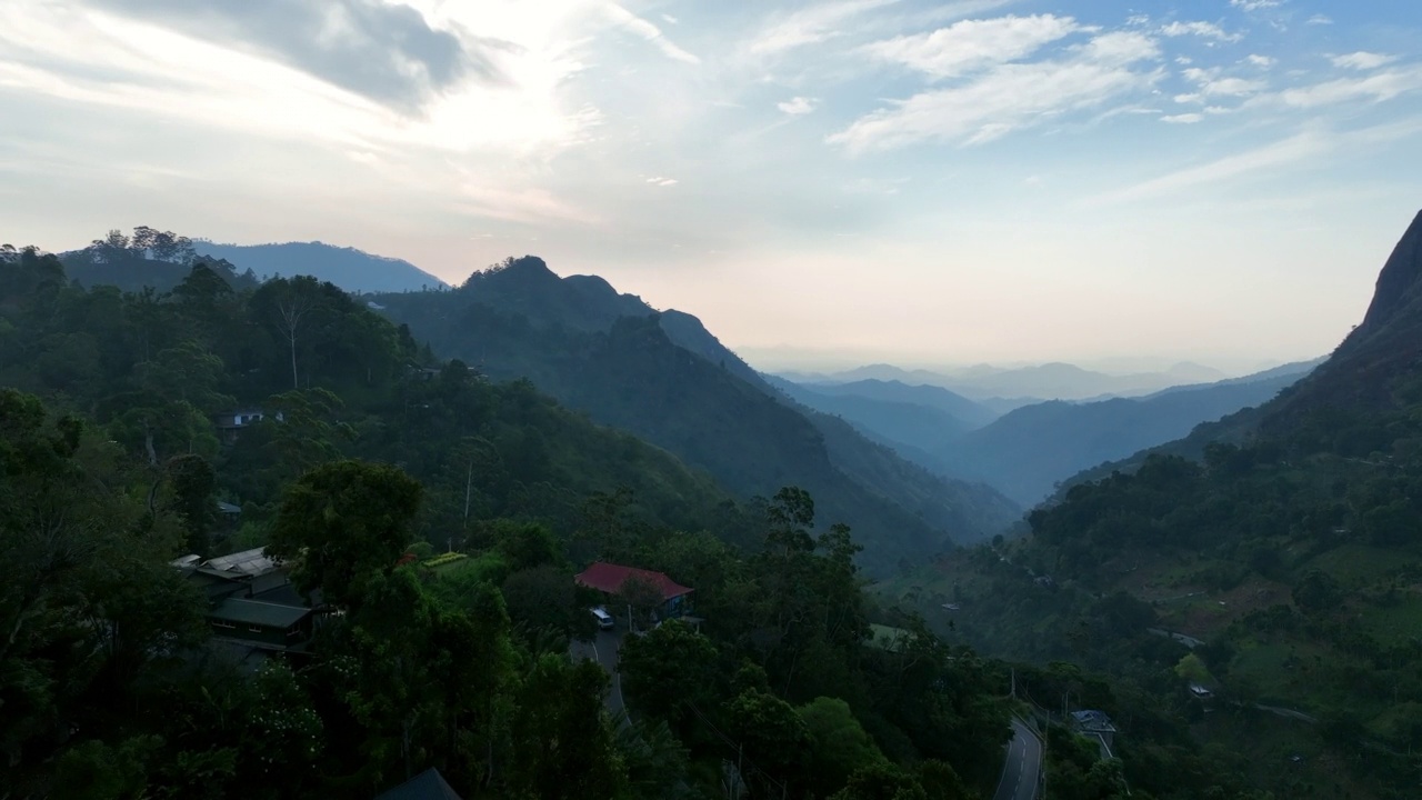 山间房屋的空中美景，日落时无人机向前飞行-斯里兰卡的埃拉视频素材