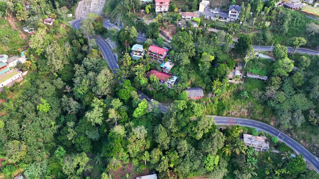 空中俯瞰山上美丽的住宅，无人机在绿树上向后飞行-斯里兰卡艾拉视频素材