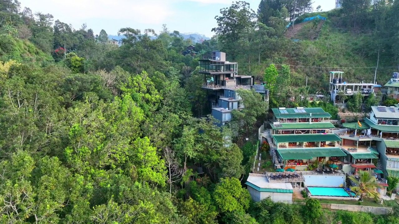 空中拍摄的别墅和度假村，山上有游泳池，斯里兰卡视频素材