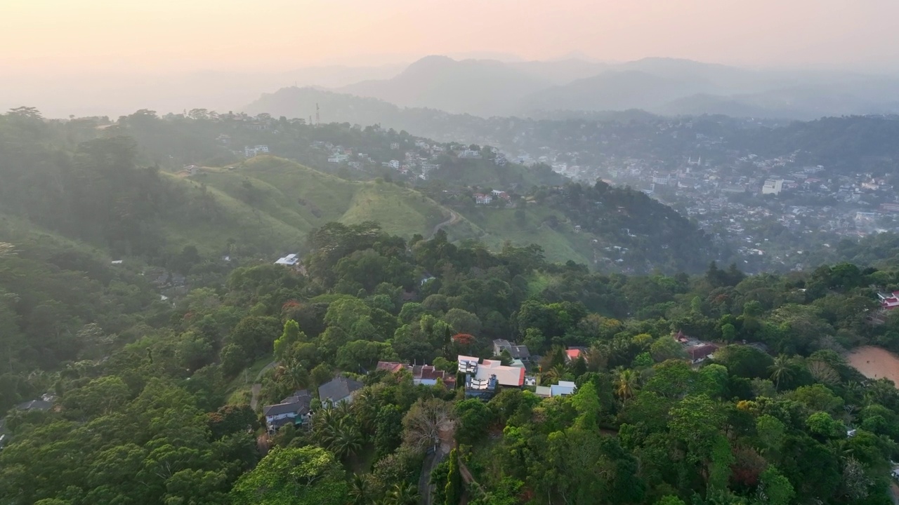 空中俯瞰日落时山上住宅的美丽景色-康提，斯里兰卡视频素材