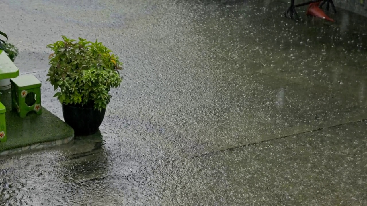 大雨淹没了城市的街道。让它成为生活中的障碍。排水环境问题。洪水期间的艰难生活视频素材