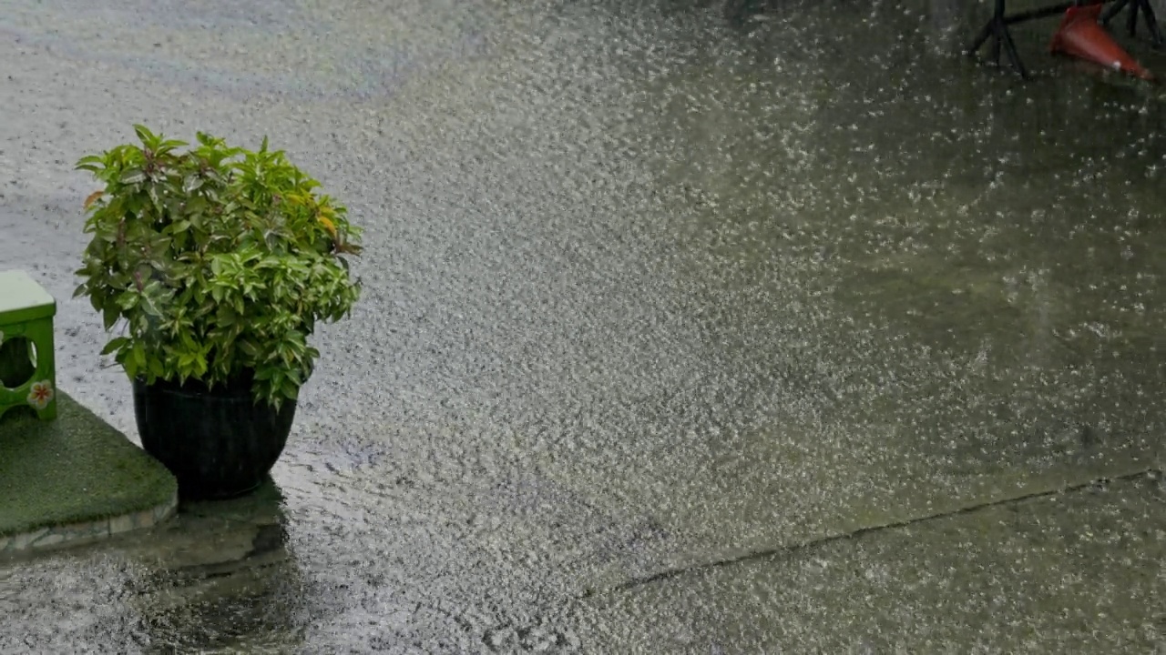 大雨淹没了城市的街道。让它成为生活中的障碍。排水环境问题。洪水期间的艰难生活视频素材