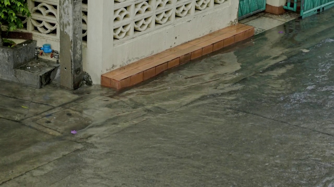 大雨淹没了城市的街道。让它成为生活中的障碍。排水环境问题。洪水期间的艰难生活视频素材