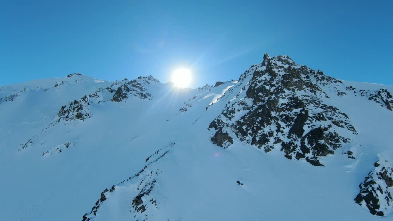 在晴朗的日子里，雪山的风景拍摄-瓦尔迪兹-科尔多瓦，阿拉斯加视频素材