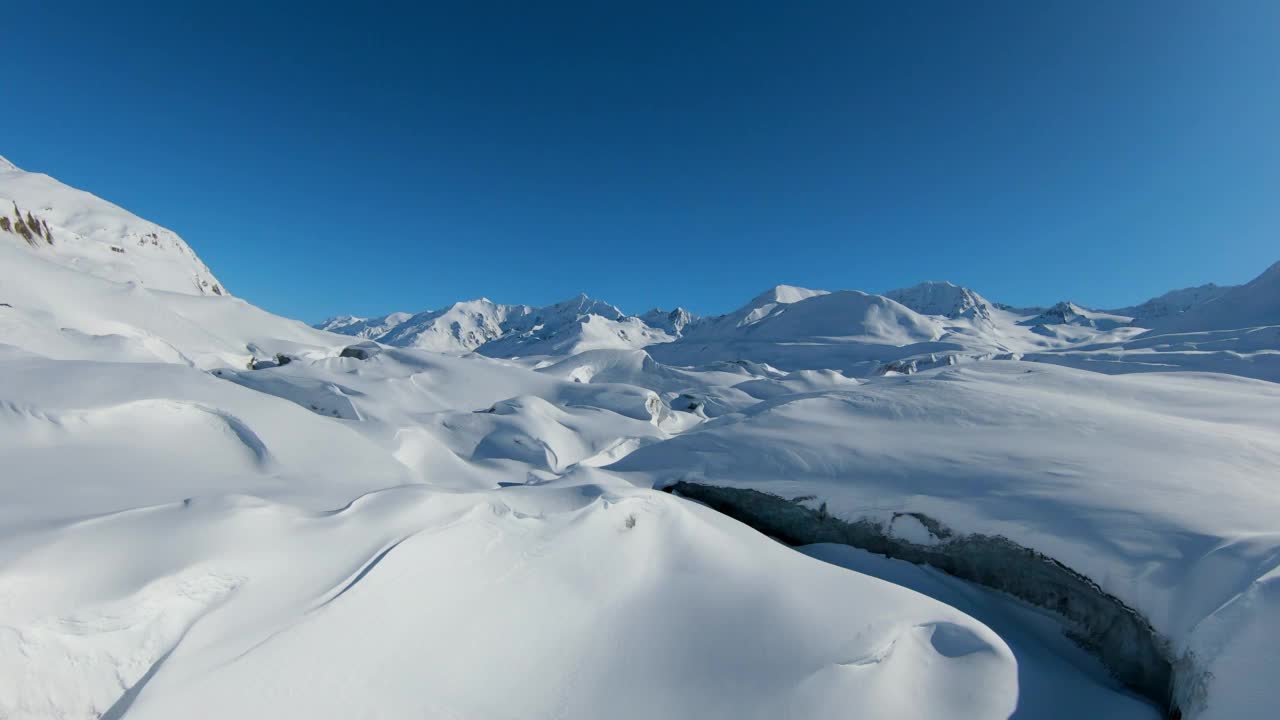 在晴朗的天空下，被雪覆盖的戏剧性景观的美丽景色-瓦尔迪兹-科尔多瓦，阿拉斯加视频素材