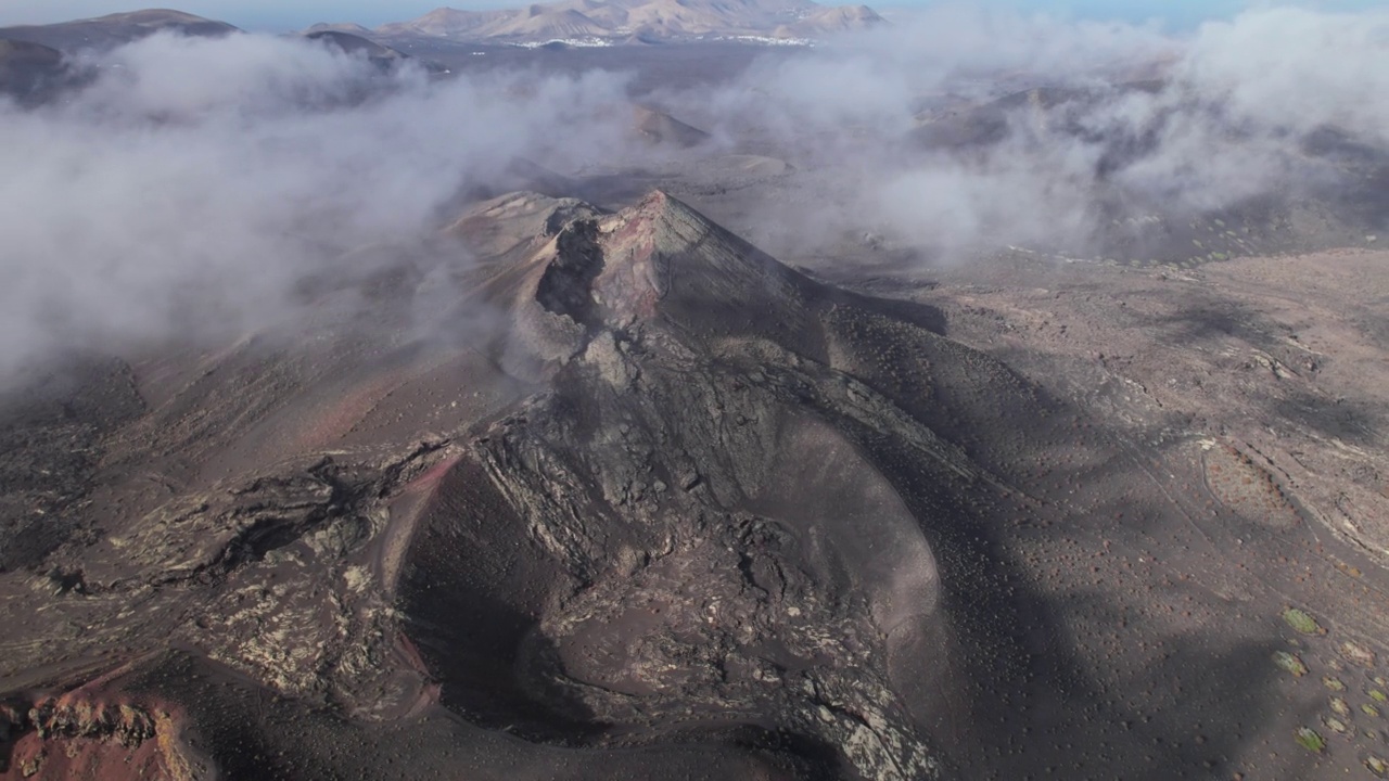 西班牙加那利群岛兰萨罗特岛蒂曼法亚国家公园附近的火山谷鸟瞰图，速度从30帧提高了2倍。视频素材