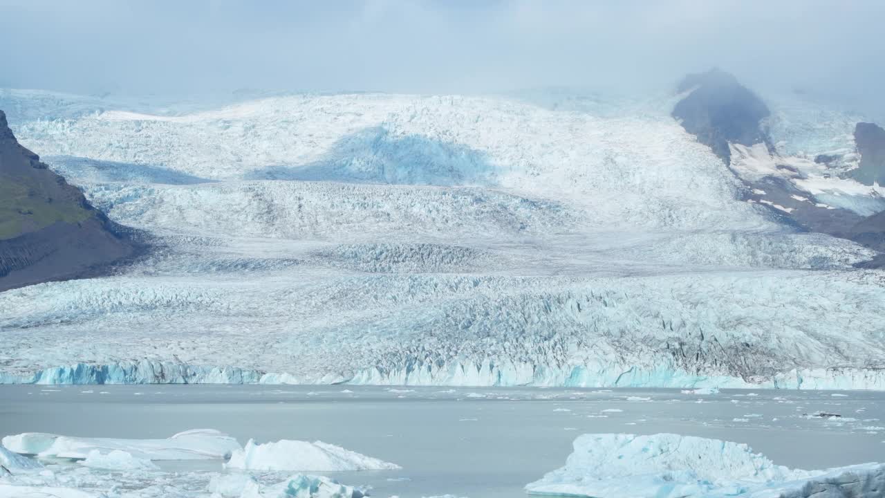 冰川Fjallsjökull是Vatnajökull冰川的一部分，Vatnajökull国家公园，冰岛。视频素材