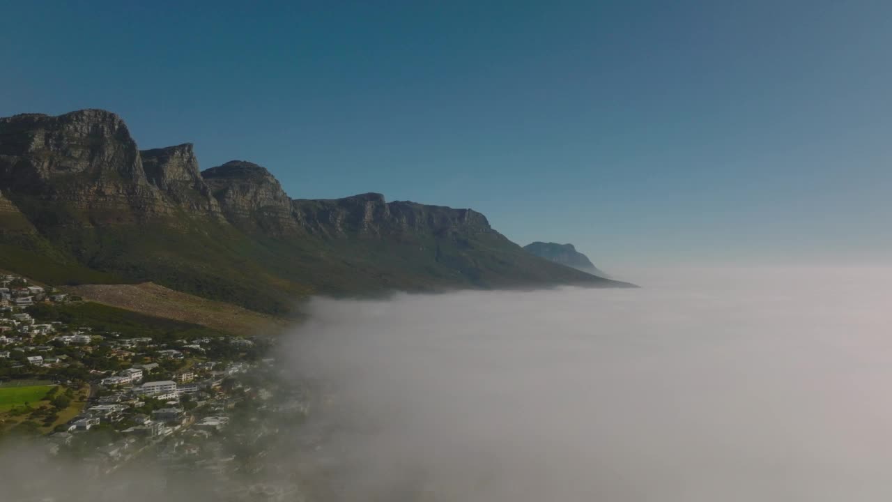 令人屏息的镜头，群山从被雾淹没的景观中拔地而起。海岸上空的晨雾。开普敦，南非视频素材