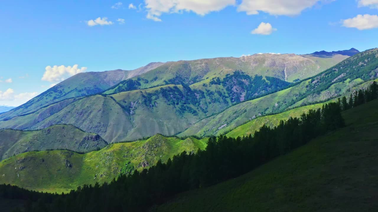 鸟瞰新疆青山绿水的自然风光视频素材