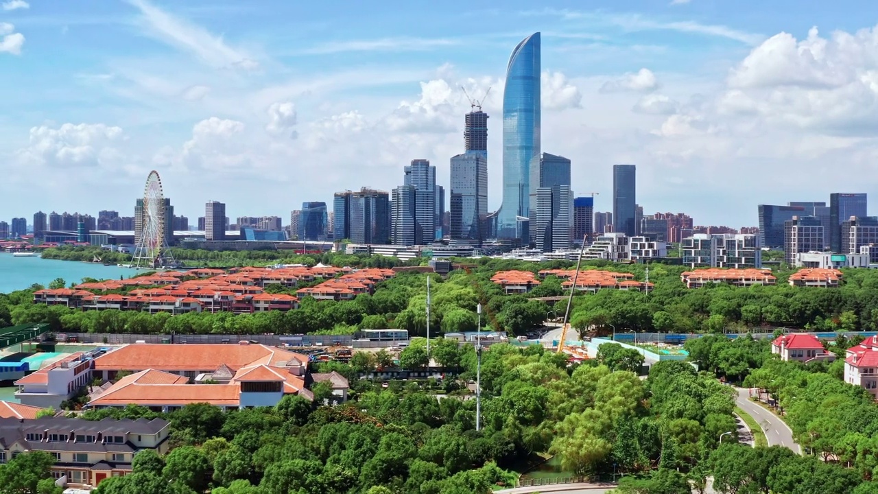 鸟瞰苏州城市天际线和住宅区景色视频素材