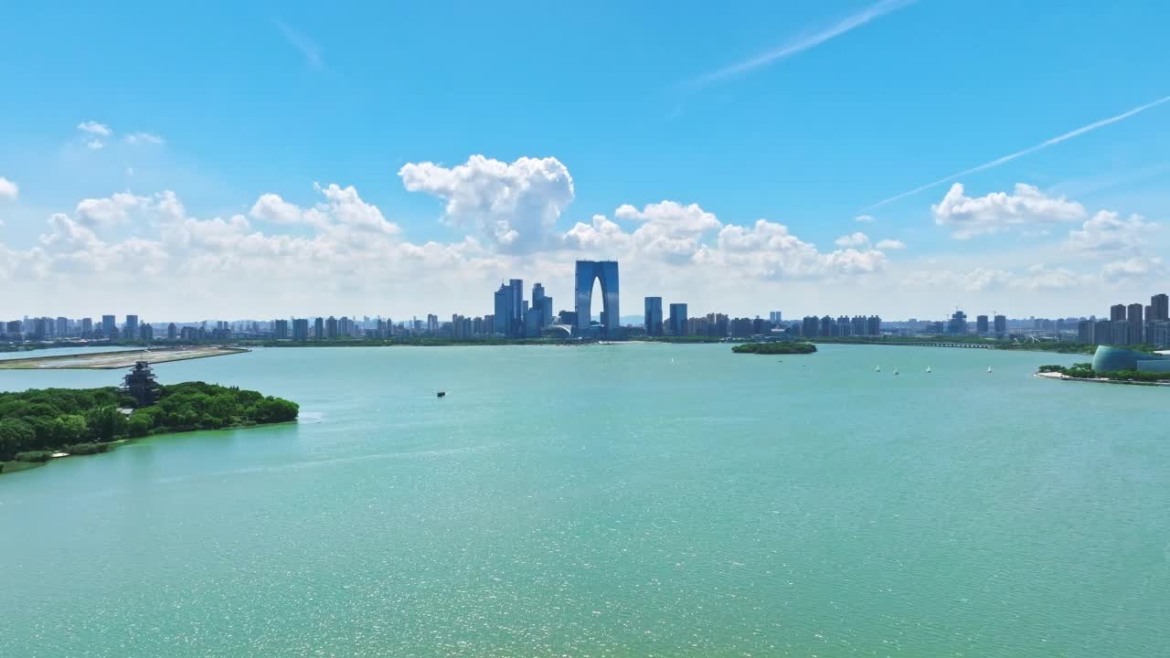 鸟瞰苏州城市天际线和现代建筑与湖泊景观视频素材