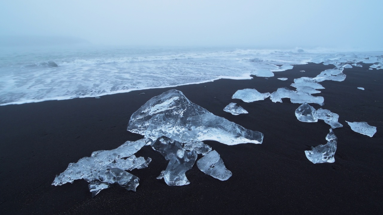 钻石海滩(Jökulsárlón Beach)，黑色沙滩上有冰块。钻石海滩，Jökulsárlón，大西洋，奥斯特兰，冰岛。视频素材