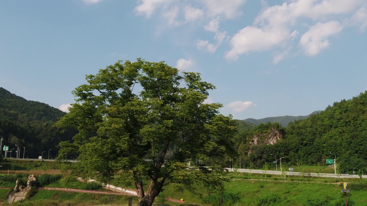 韩国江原道宁越郡/宁越郡，宁越河畔水库和天空的水畔公园附近的榉树山视频素材