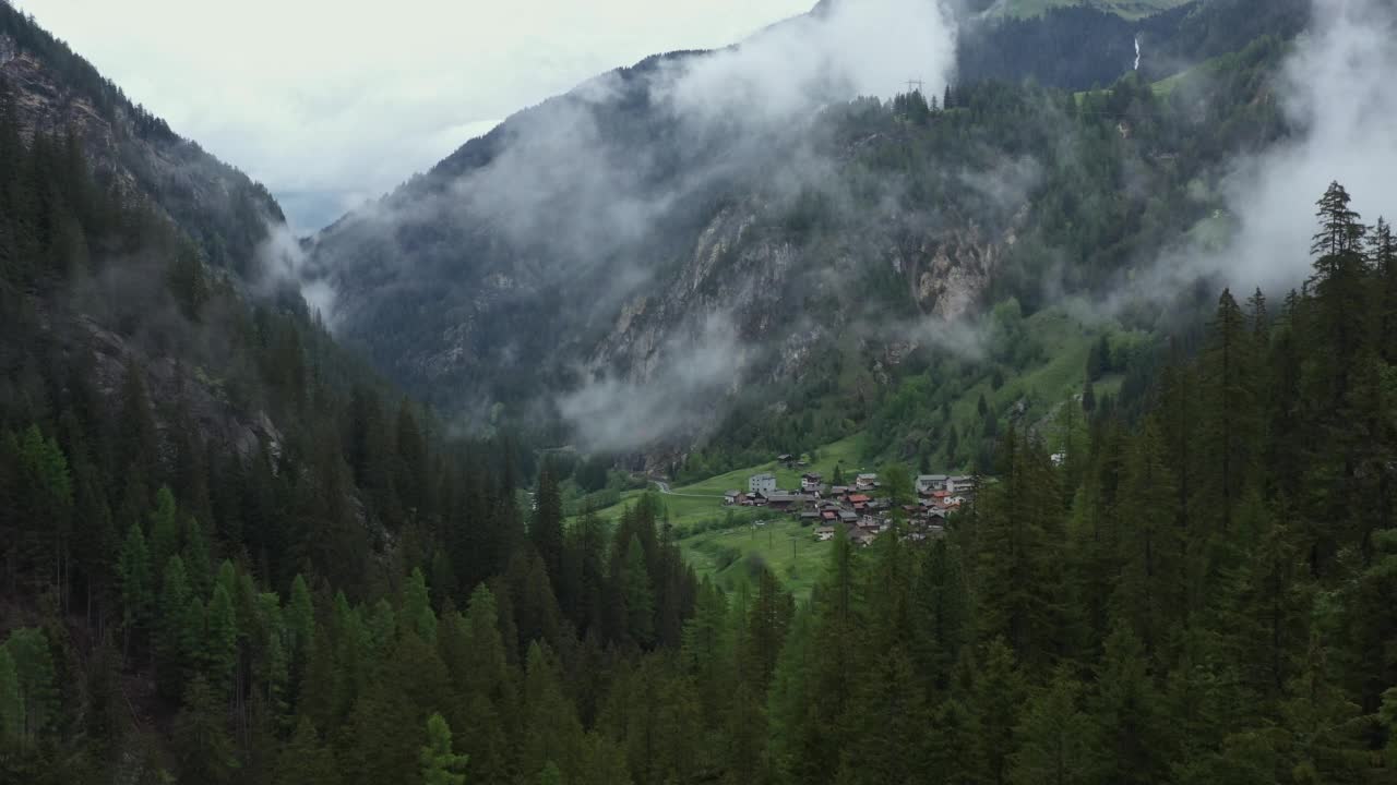 无人机镜头从瑞士山谷上空飞过视频素材