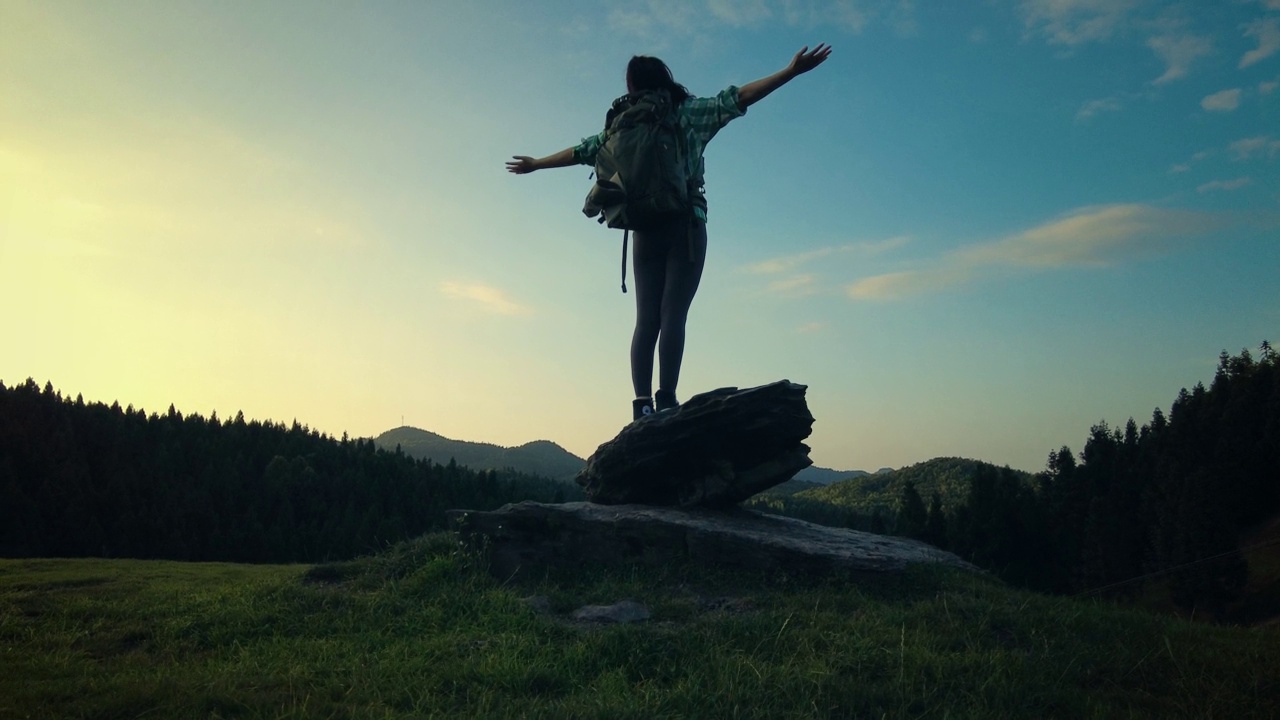 山顶上的徒步旅行者视频素材