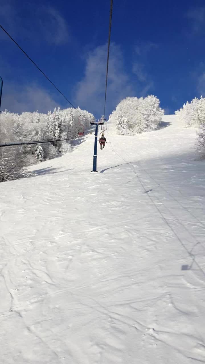 从乌克兰喀尔巴阡山脉的旧缆车滑雪场观看视频素材