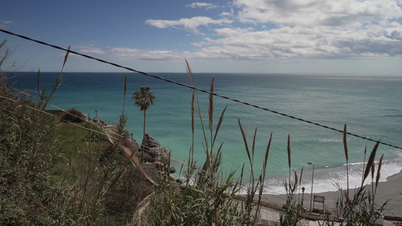 Playa la Caletilla海滩在Nerja镇，Nerja，马拉加，安达卢西亚，西班牙，地中海，欧洲视频素材