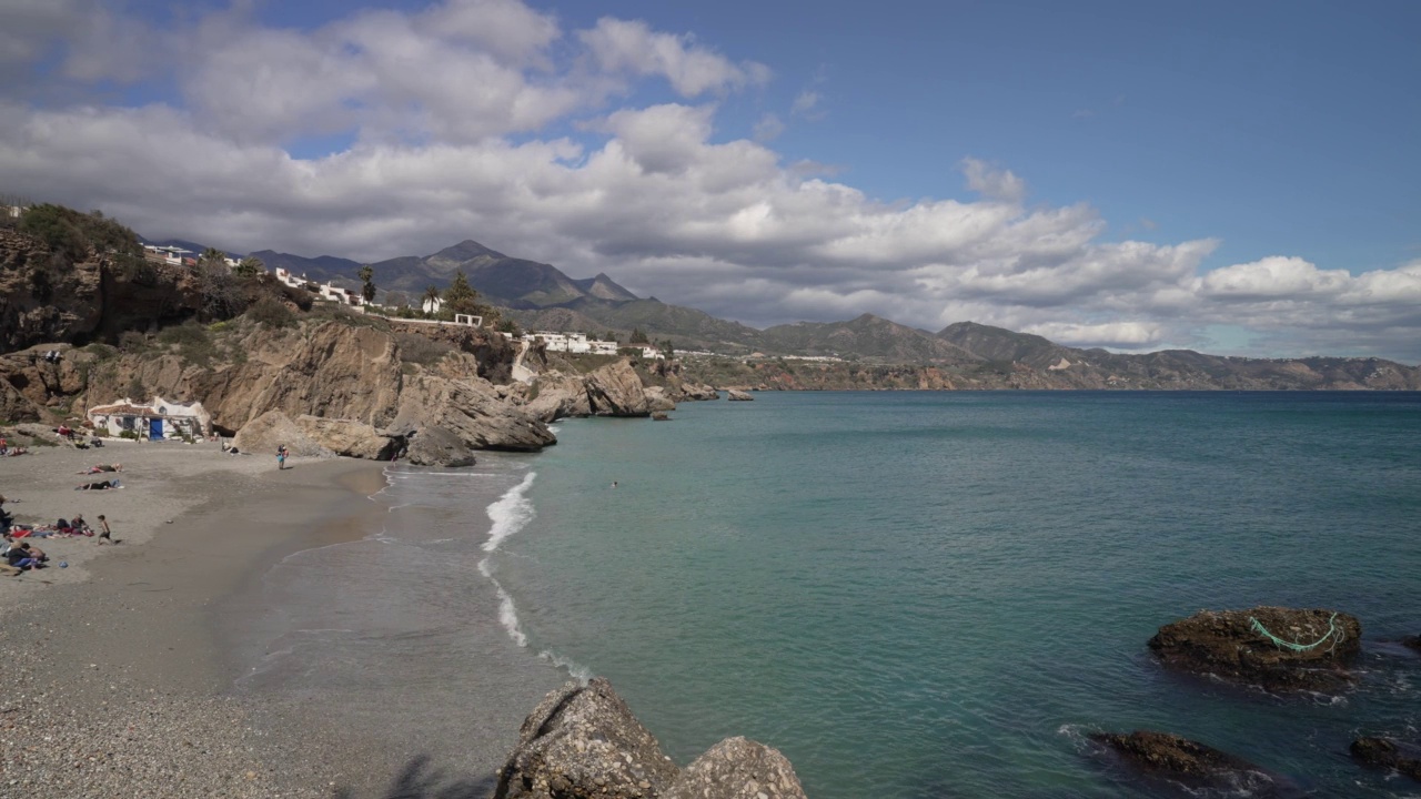 海和卡拉洪达从广场Balcon de Europa在Nerja镇，Nerja，马拉加，安达卢西亚，西班牙，地中海，欧洲视频素材