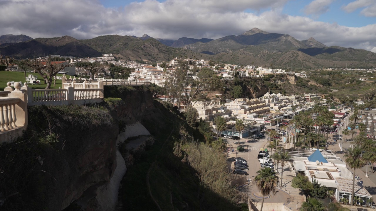 普拉亚布里亚纳海滩和从高处Nerja镇，Nerja，马拉加，安达卢西亚，西班牙，地中海，欧洲视频素材