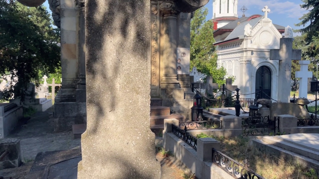 墓穴从十字架后面露出墓地视频素材