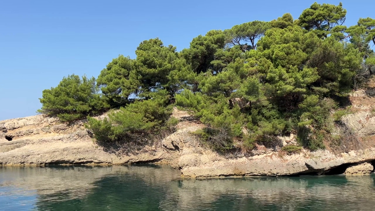 夏天，蓝海中的岩石松岛。黑山美丽的地中海海岸。视频素材