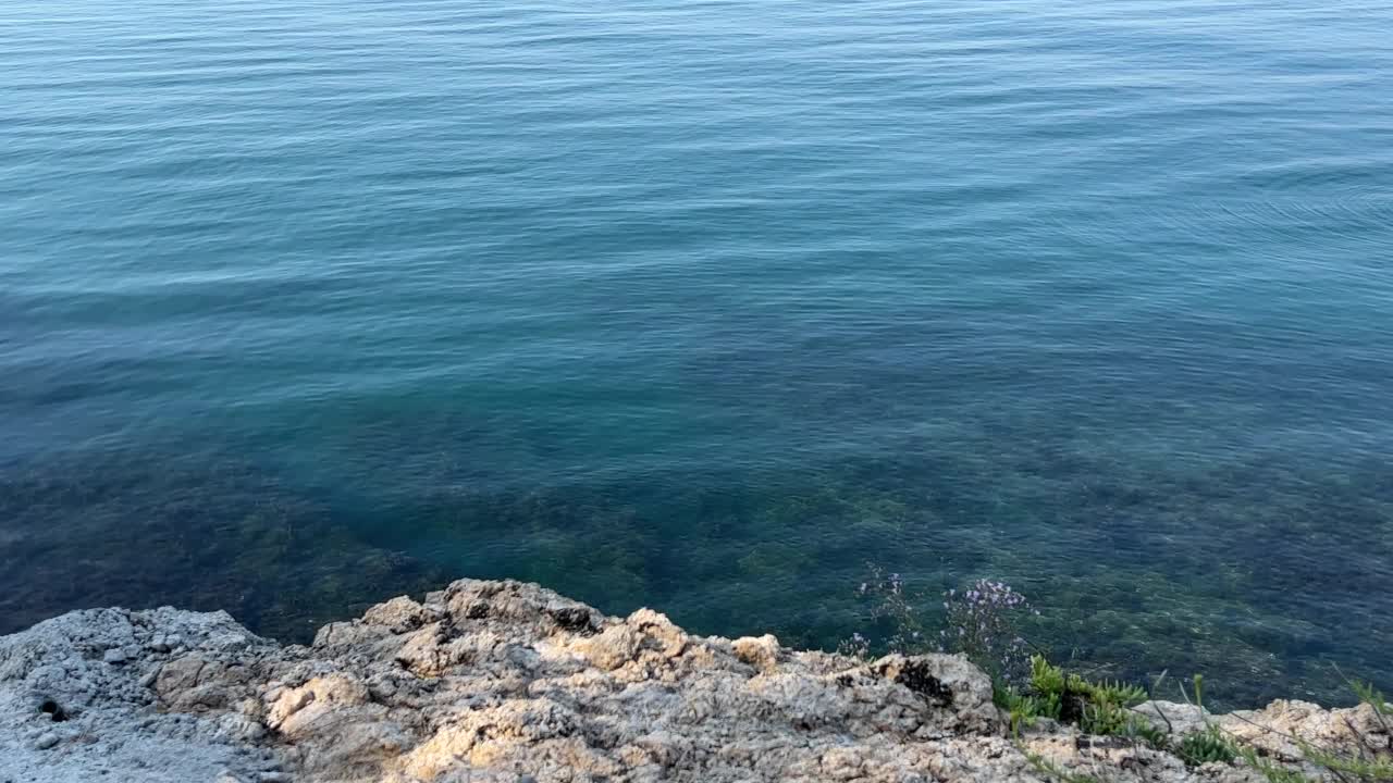 蔚蓝的海水、清澈的海面和多岩石的地中海海岸线。视频素材