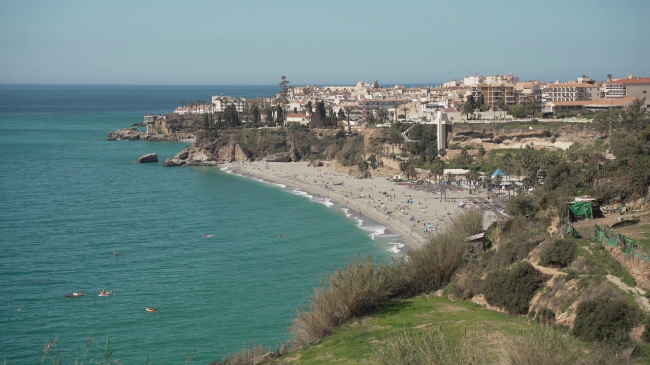 Playa de Burriana海滩和老城，Nerja, Costa del Sol，马拉加省，安达卢西亚，西班牙，地中海，欧洲视频素材