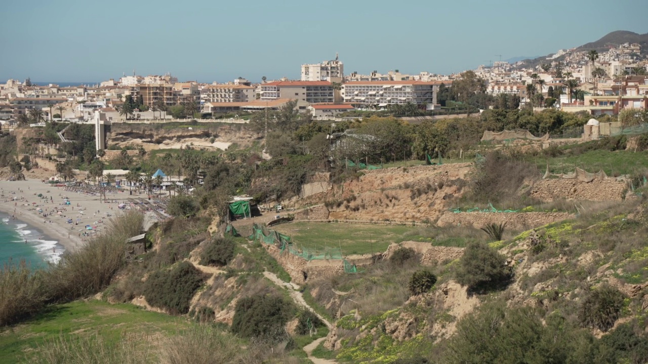 Playa de Burriana海滩和老城，Nerja, Costa del Sol，马拉加省，安达卢西亚，西班牙，地中海，欧洲视频素材