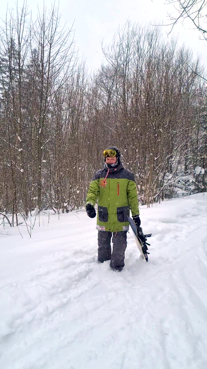 男子单板滑雪运动员在雪地里玩得很开心视频素材