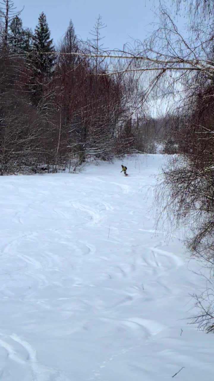 男子单板滑雪在斜坡上自由骑手视频素材