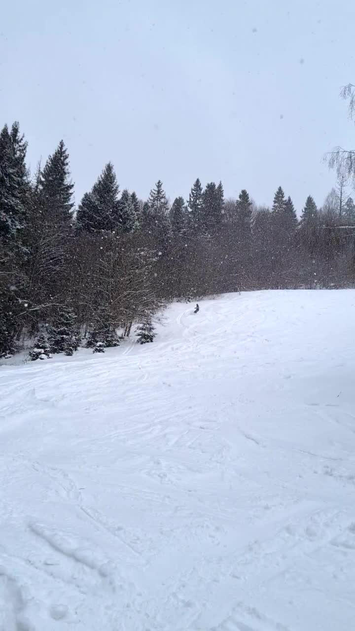 一个人在雪坡上玩滑板视频素材