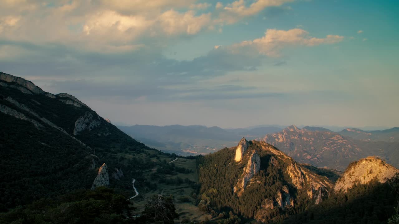 山的日落时间推移与移动的云在天空和移动的阳光在山顶视频素材