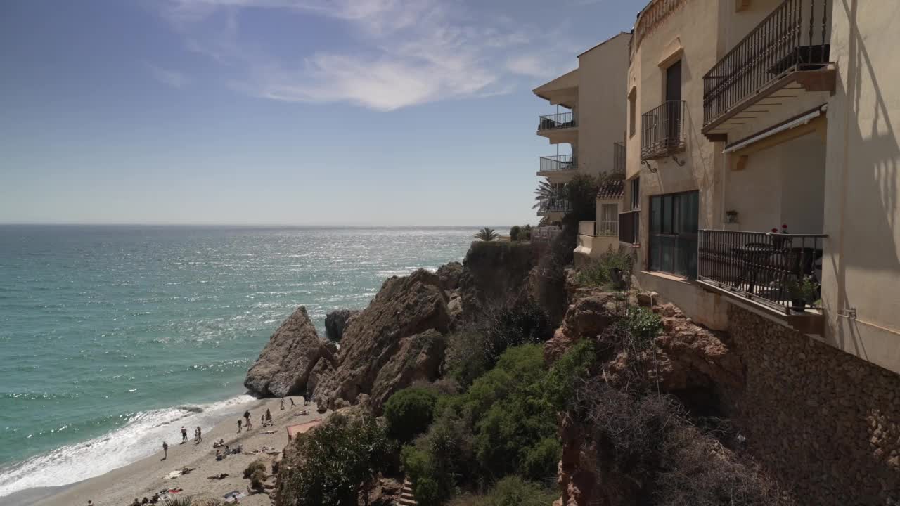 Playa del Carabeo海滩，Nerja，太阳海岸，马拉加省，安达卢西亚，西班牙，地中海，欧洲视频素材