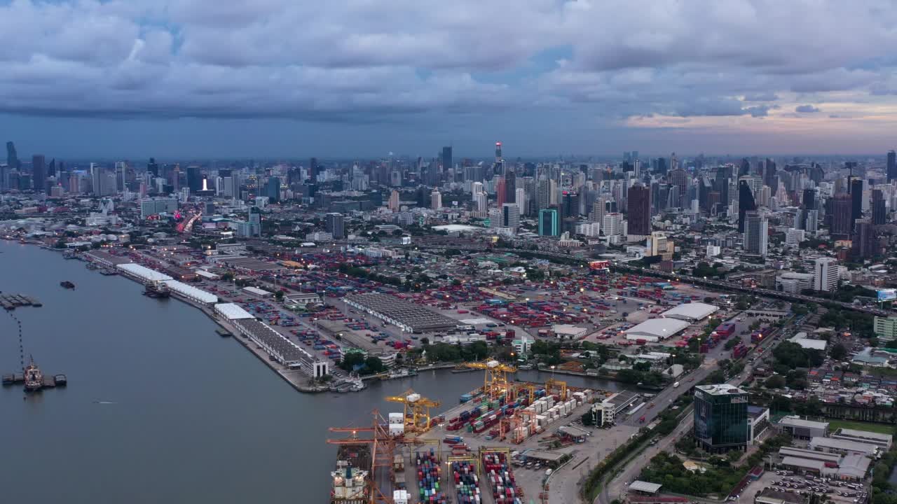 集装箱港口和物流的鸟瞰图视频素材