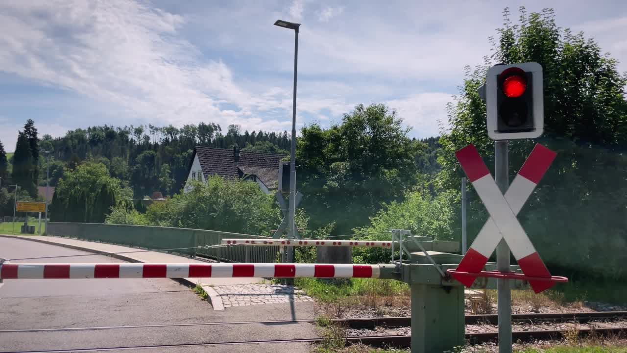 铁路道口。在铁路过境处打开的铁路屏障。运输与物流的概念视频素材