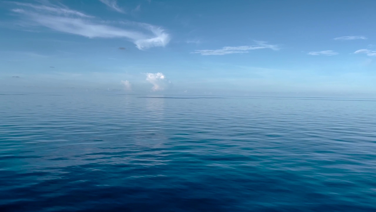 巡航时的宁静海景视频素材