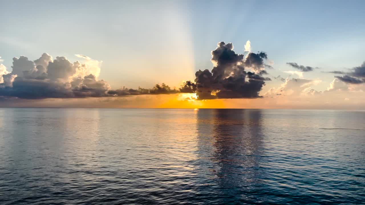 平静的大海日落视频素材