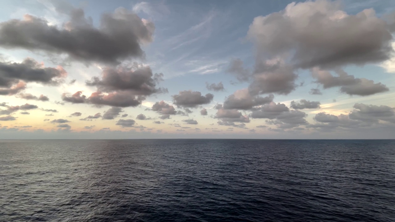 平静海面上的日出视频下载