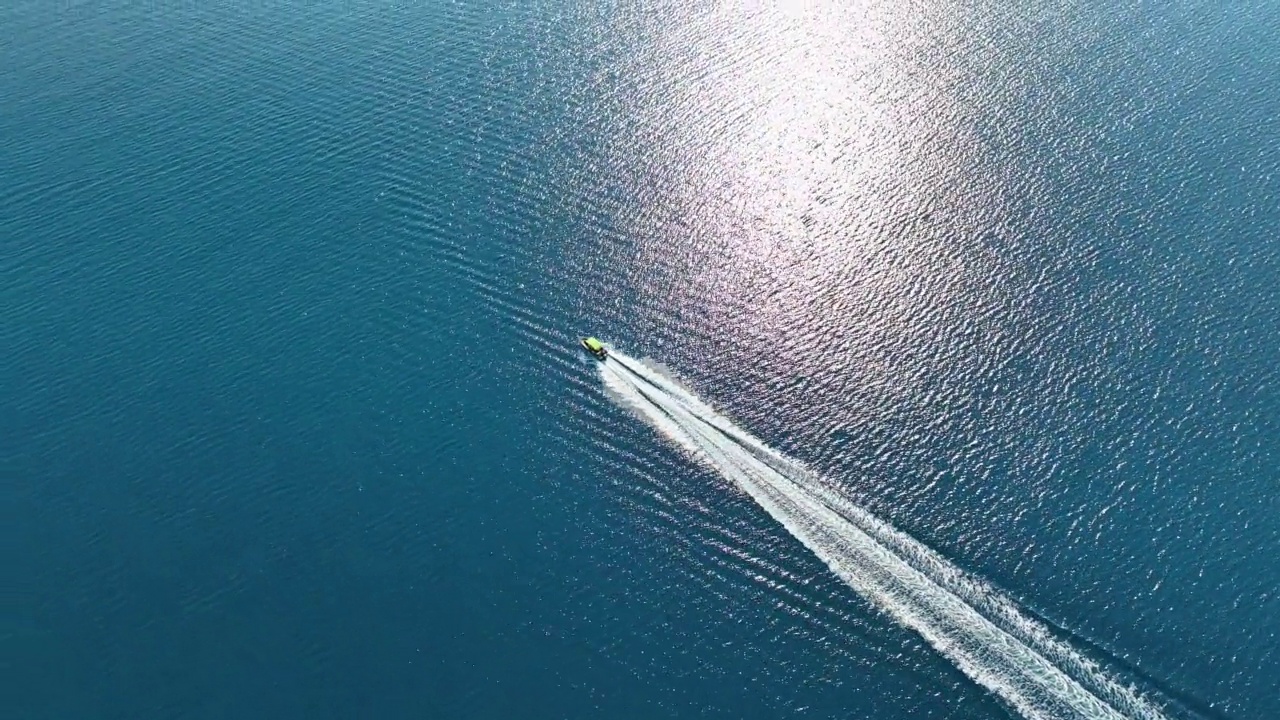 夏天，豪华快艇在开阔的海面上漂浮，炎热的夏天，游艇在海上航行，夏天，地中海海滨，巡航快艇在地中海岩石山海岸线上漂浮视频素材