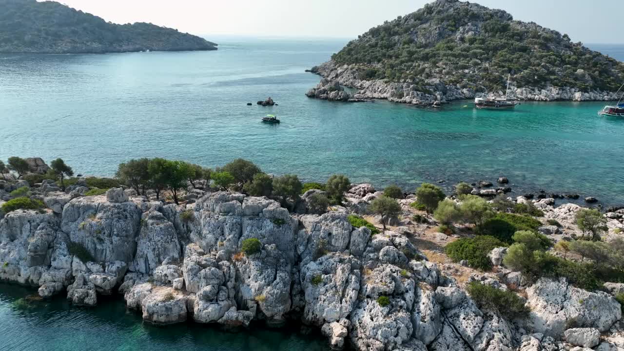 夏天，豪华快艇在开阔的海面上漂浮，炎热的夏天，游艇在海上航行，夏天，地中海海滨，巡航快艇在地中海岩石山海岸线上漂浮视频素材