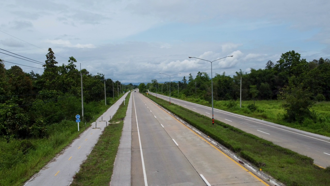 乡村公路的鸟瞰图视频素材