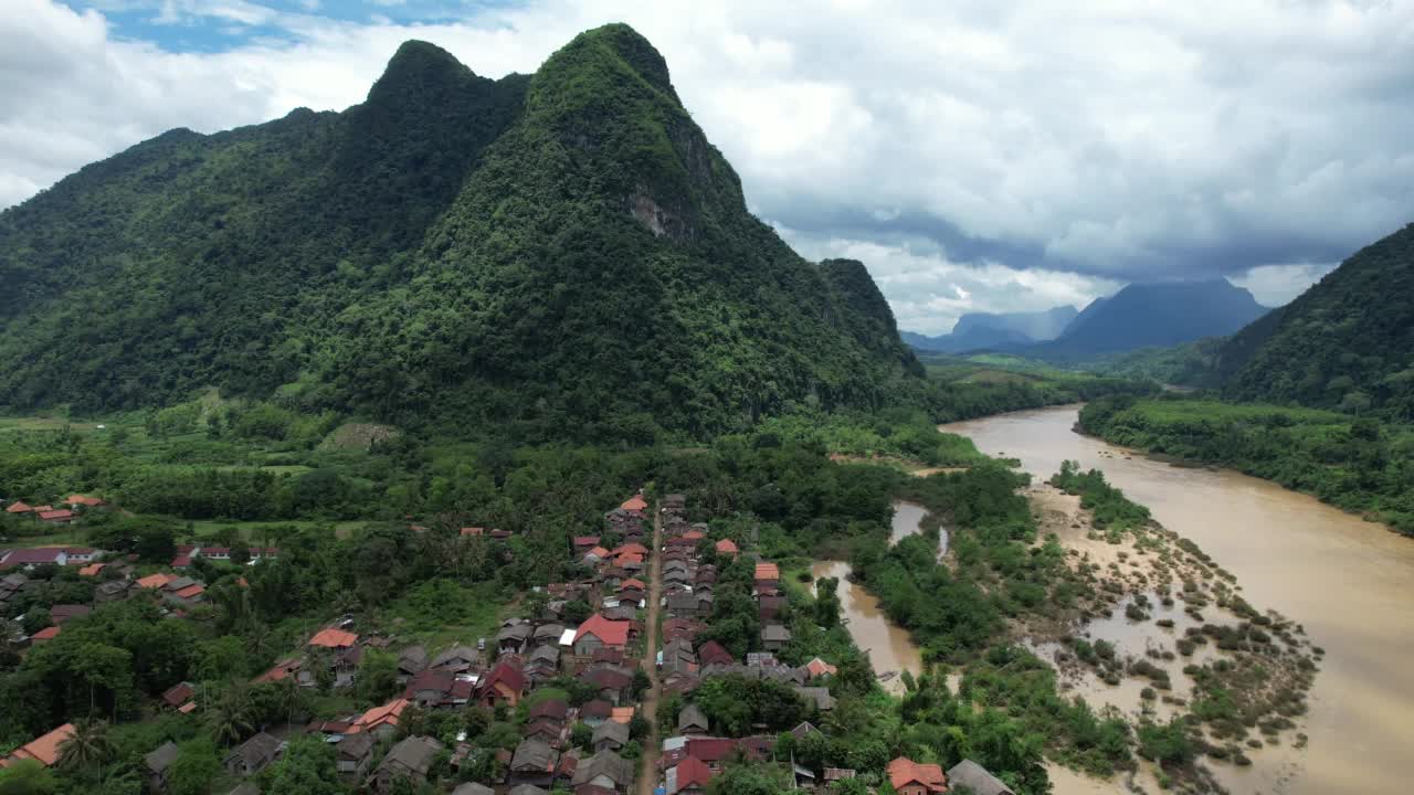 无人机拍摄的老挝Muang Ngoi南欧河边的乡村和山脉视频素材