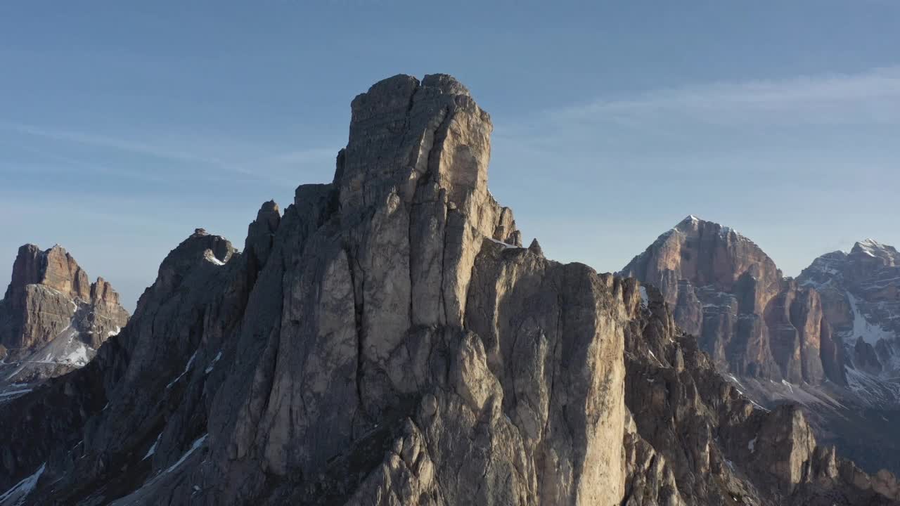 无人机拍摄的画面飞过意大利Dolomites的Passo Di Giau雪山。视频素材