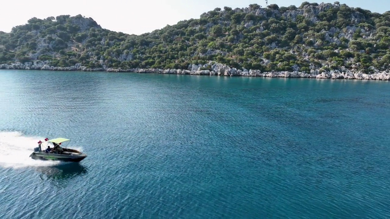 夏天，豪华快艇在开阔的海面上漂浮，炎热的夏天，游艇在海上航行，夏天，地中海海滨，巡航快艇在地中海岩石山海岸线上漂浮视频素材