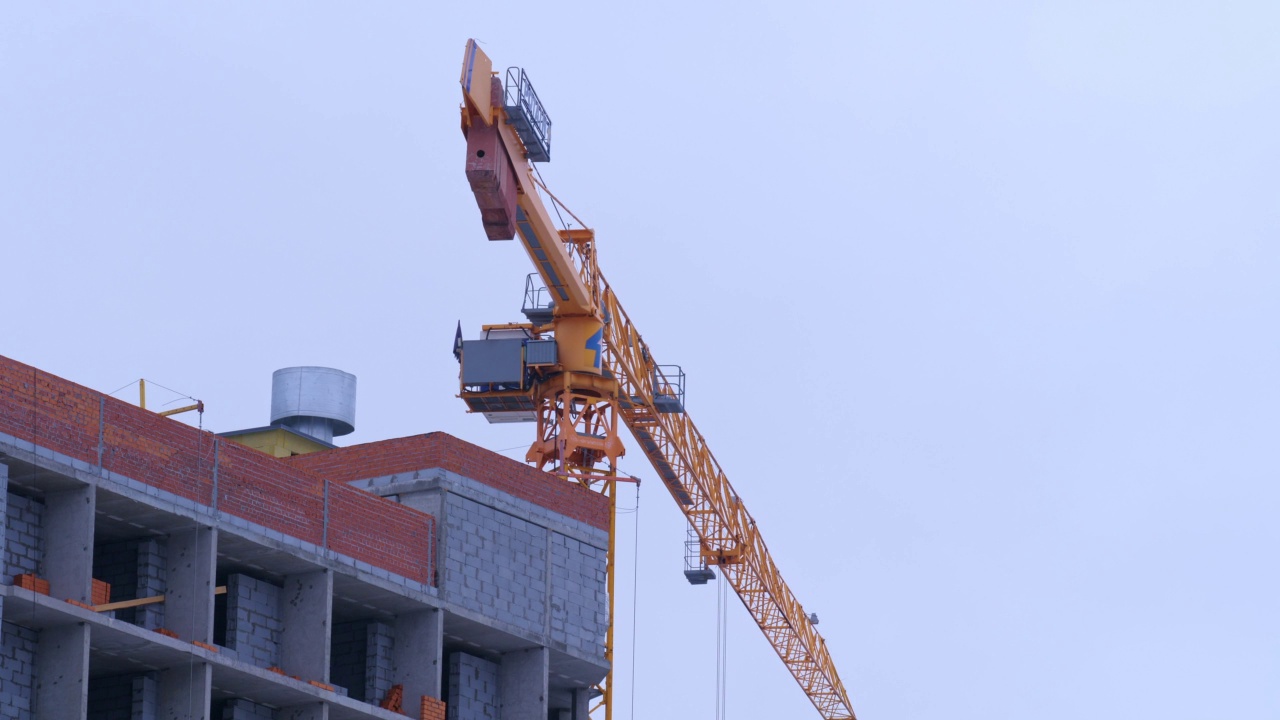 施工区内建筑起重机视频素材