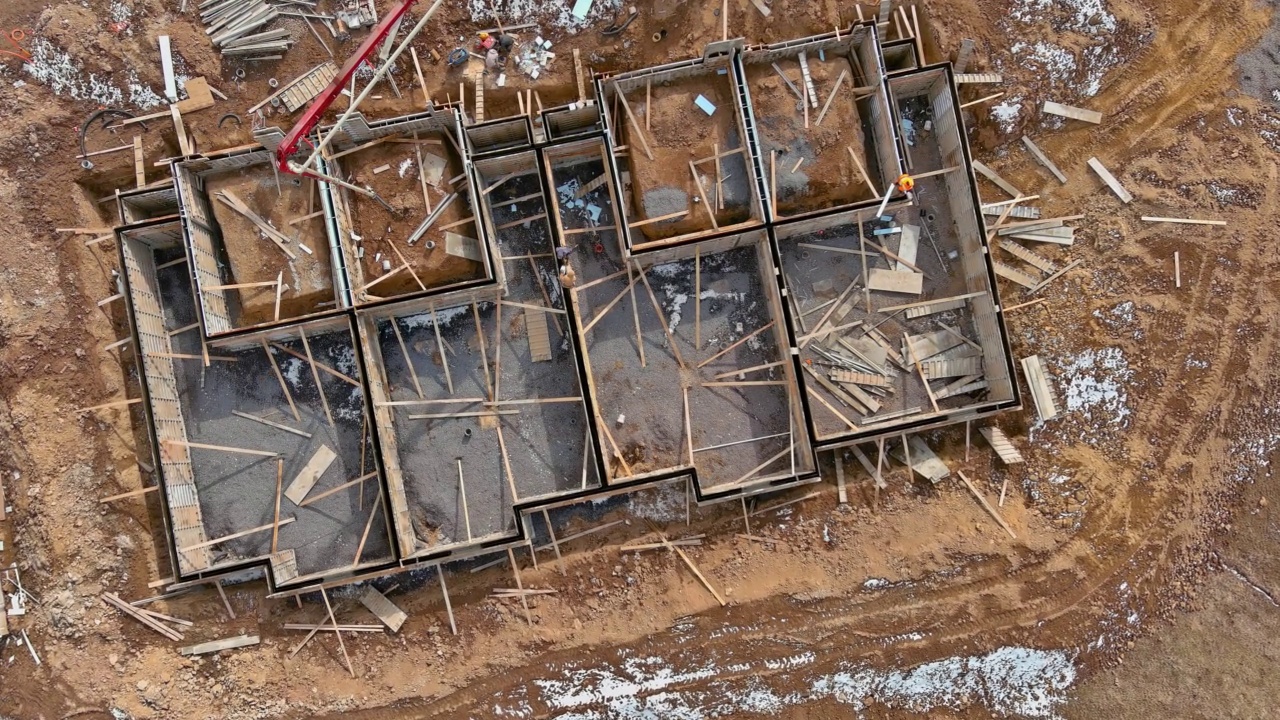 使用混凝土泵车建造建筑的基础墙，为浇筑提供混凝土视频素材