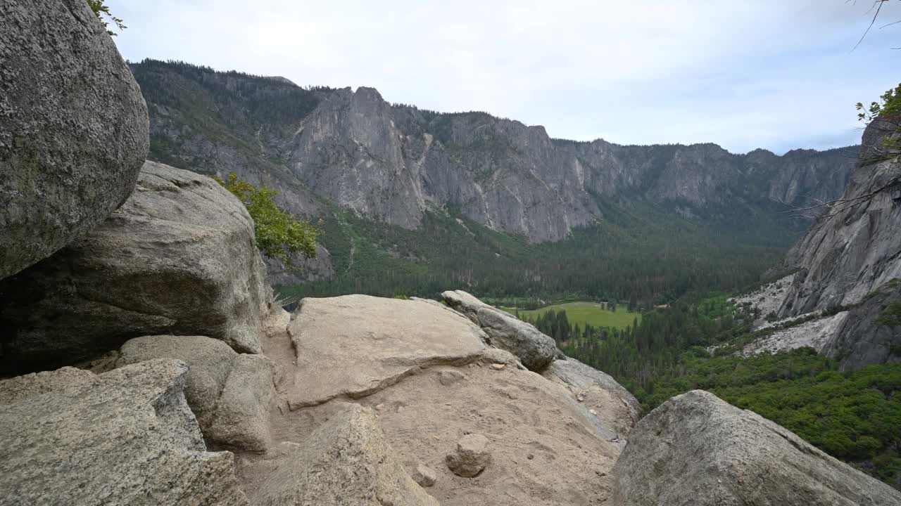 在加州约塞米蒂国家公园约塞米蒂瀑布步道上的远眺处徒步旅行者视频素材