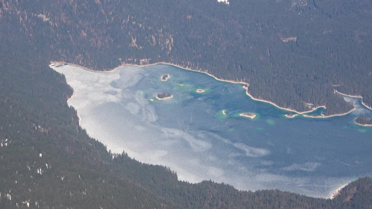 从德国最高的山峰祖格斯皮策山上看到的艾伯西湖视频素材